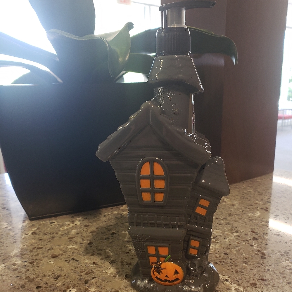 New Haunted House Halloween Soap Dispenser